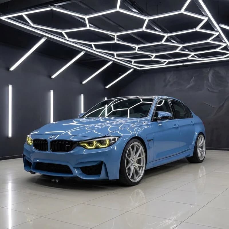 Керамическое покрытие автомобиля с гидрофобным эффектом: защита кузова от загрязнений, воды, ультрафиолета и сохранение блеска лакокрасочного покрытия.