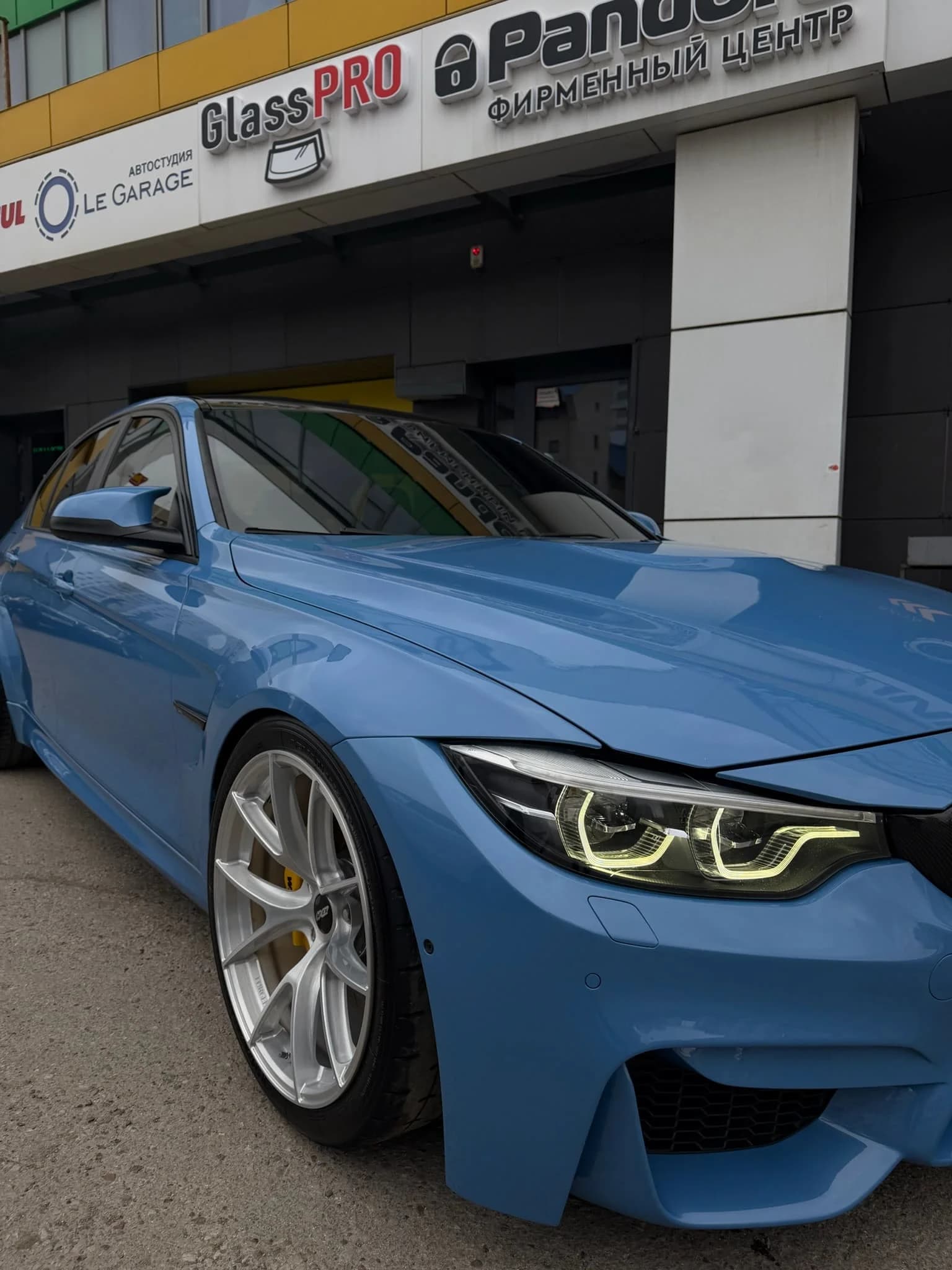 Нанесение керамического покрытия на автомобиль для защиты кузова, создания гидрофобного эффекта и сохранения чистоты автомобиля.