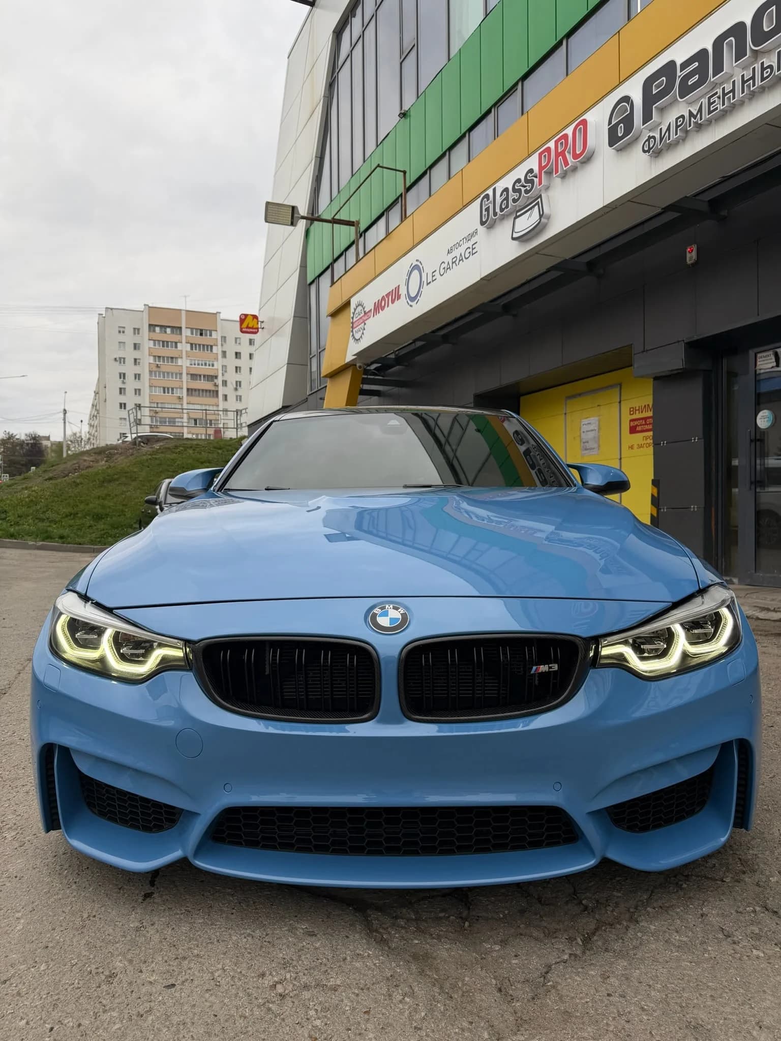 Керамическое покрытие кузова автомобиля с гидрофобным эффектом для защиты от грязи, влаги, ультрафиолета и повседневных загрязнений.
