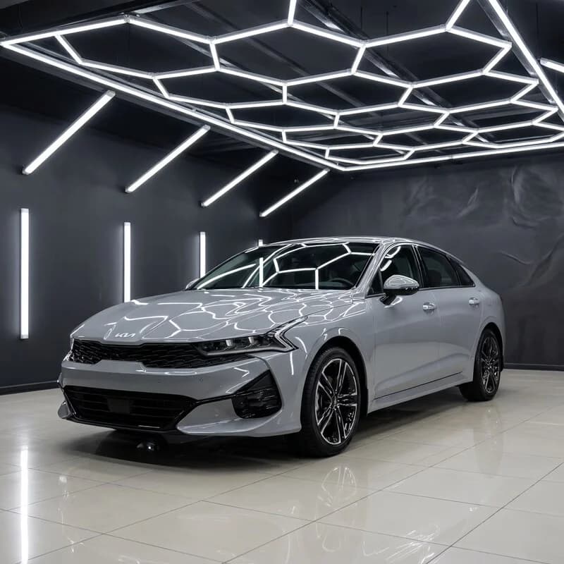Автомобиль KIA K5 после комплексной защиты: полиуретановая пленка на фронтальной части и заднем бампере, черная крыша, защита салона и шумоизоляция арок.