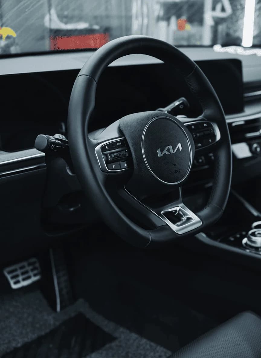 Комплексная защита KIA K5 в детейлинг-центре: оклейка полиуретановой пленкой, защита салона бронепленкой и шумоизоляция арок для комфорта и долговечности.