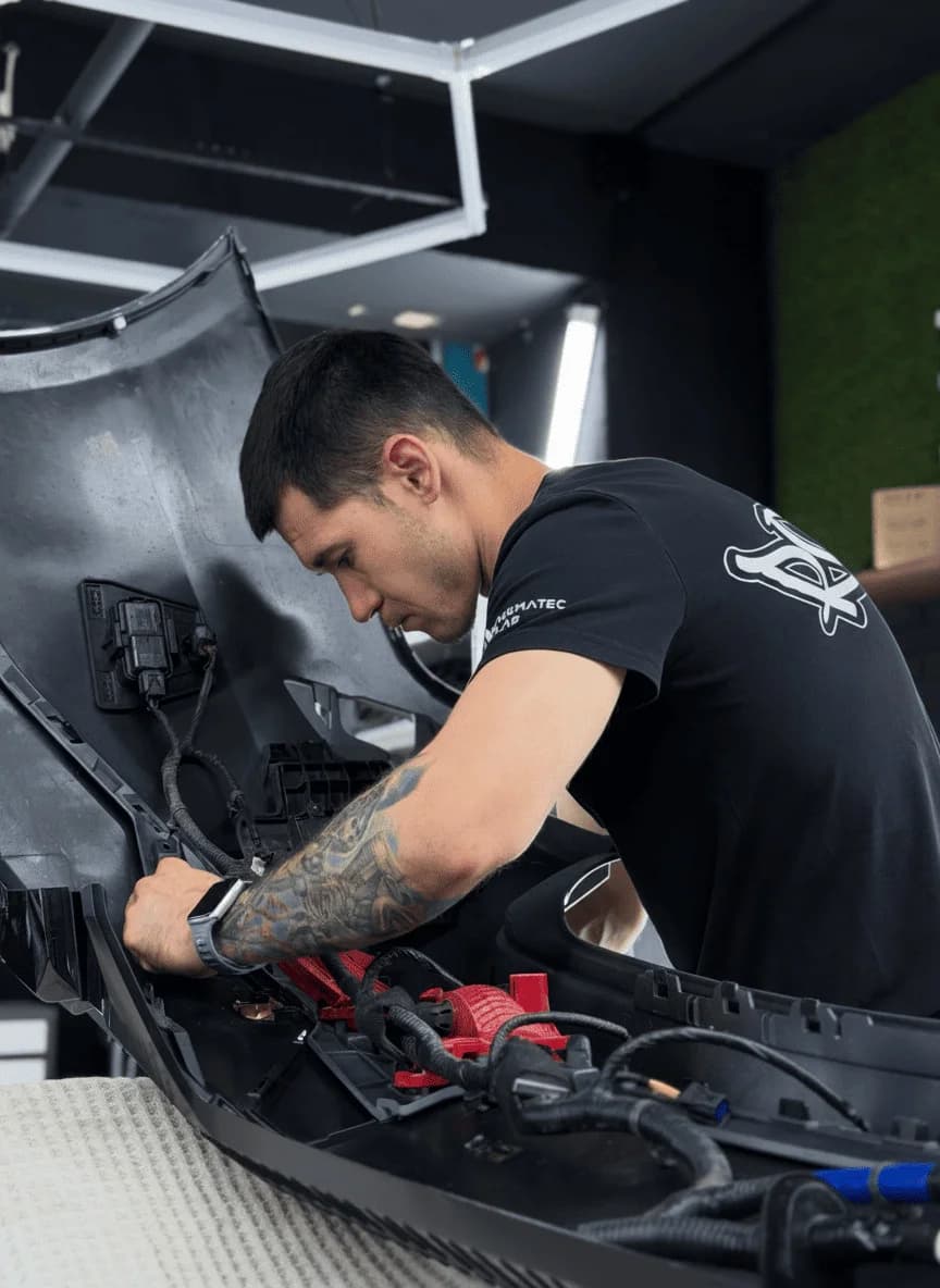 Комплексный детейлинг KIA K5: защита кузова полиуретановой пленкой, оклейка крыши в черный цвет, бронепленка салона и шумоизоляция колесных арок.