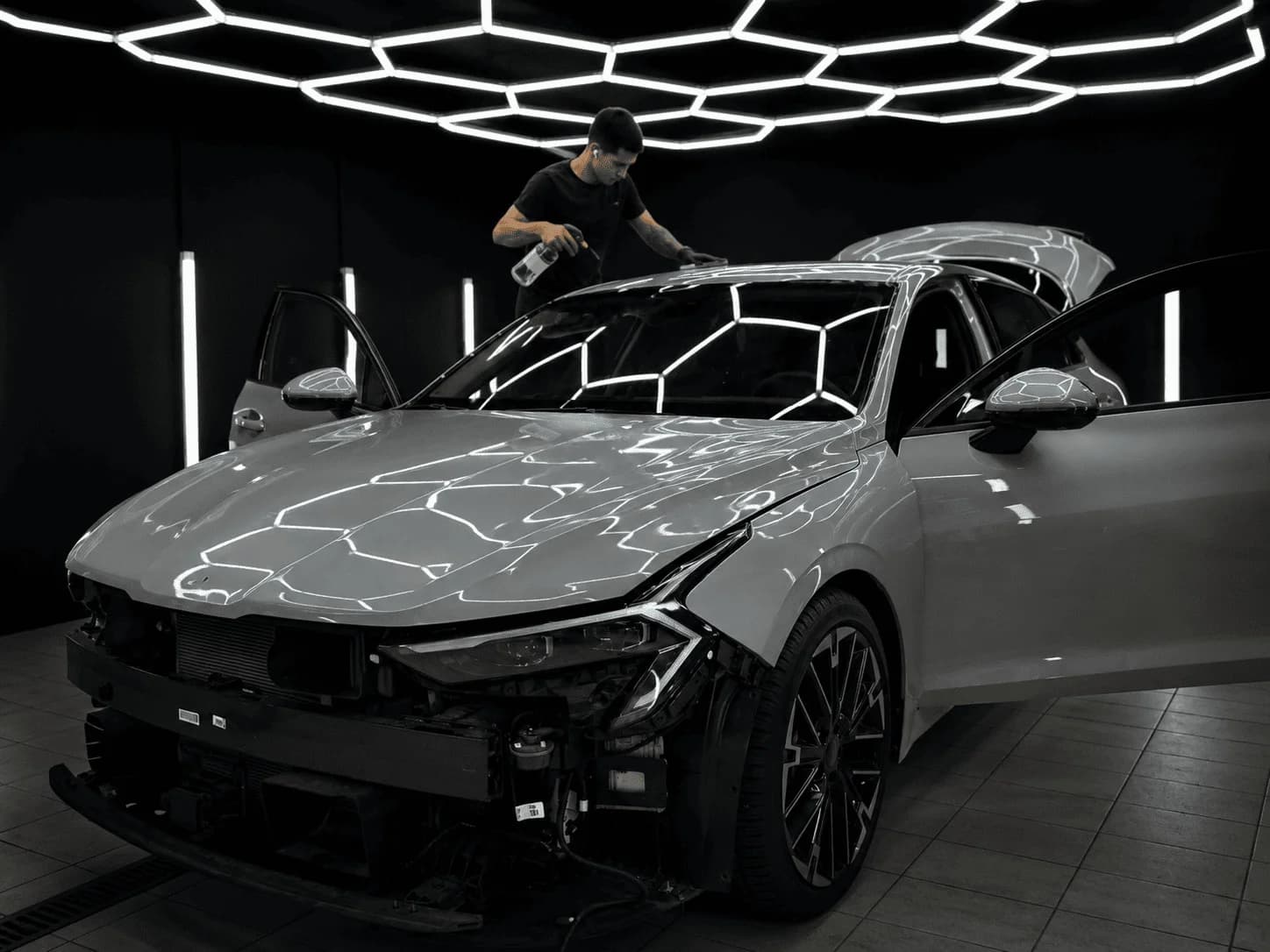 KIA K5 с комплексной защитой: оклейка фронтальной части, защита заднего бампера, черная полиуретановая пленка на крыше, бронепленка в салоне и шумоизоляция арок.