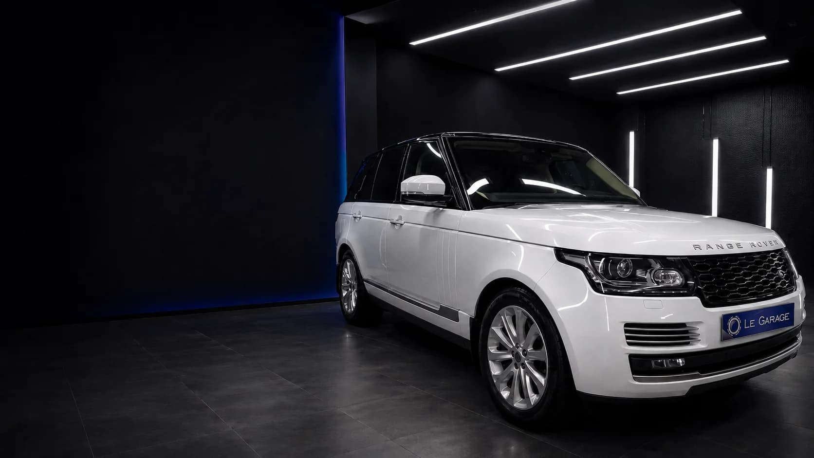 Белый Range Rover в тёмном боксе LeGarage