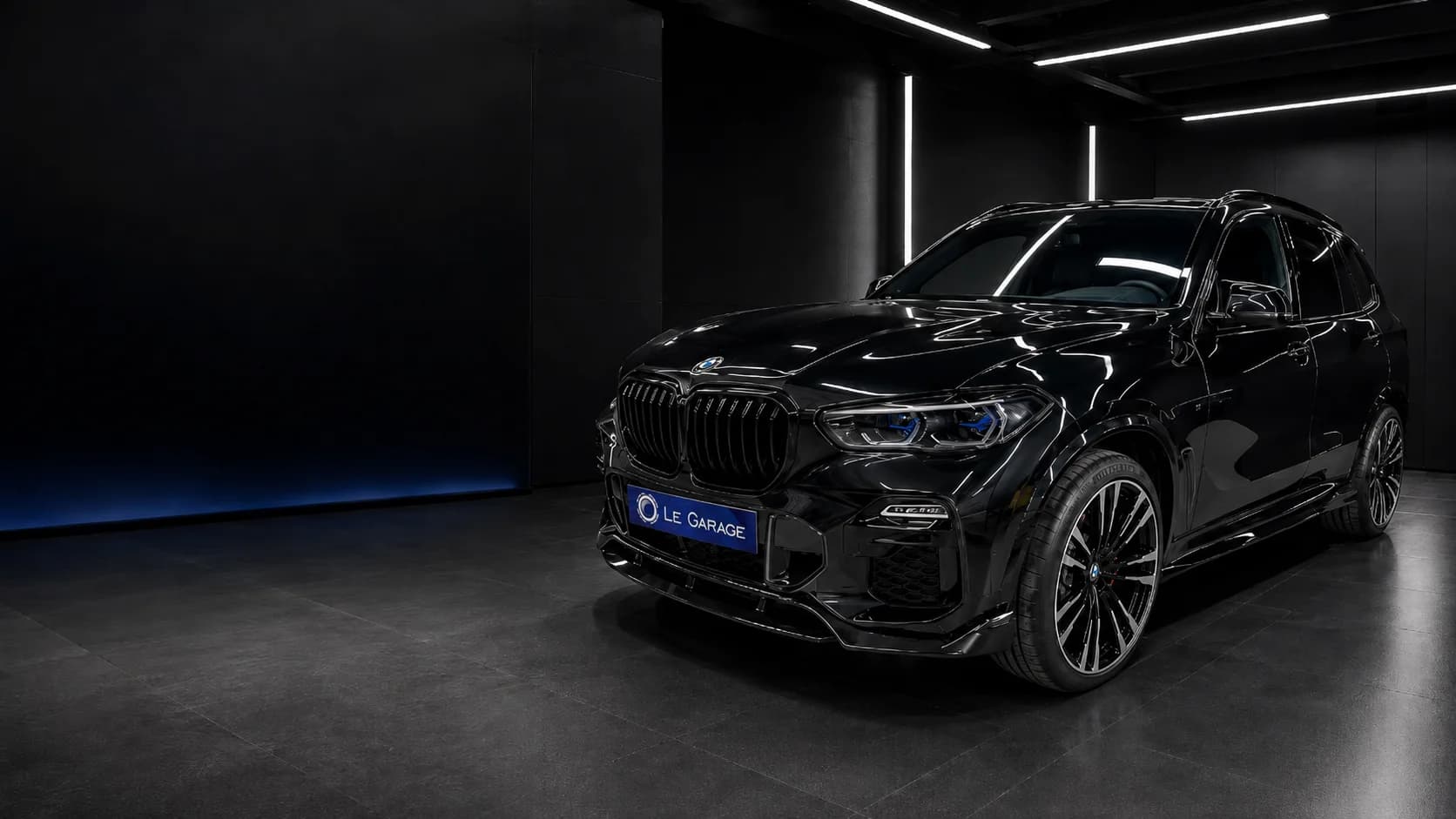 Чёрный BMW X5 в плёнке PPF — студийный свет LeGarage
